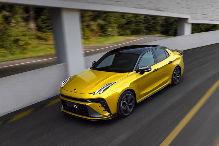 Điểm nhấn phía sau tới từ cụm đèn hậu LED hình chữ L kéo dài theo bề rộng của đuôi xe, ống xả dạng đôi và cánh gió trên nắp cốp. Lynk &amp; Co 03+ được trang bị bộ mâm đa chấu kích thước 19 inch, bao bởi lốp 245/35R19. Một số chi tiết ngoại thất của Lynk &amp; Co 03+ được làm từ chất liệu sợi carbon như trên cản trước/sau xe và cánh gió đuôi với chữ "Downforce".