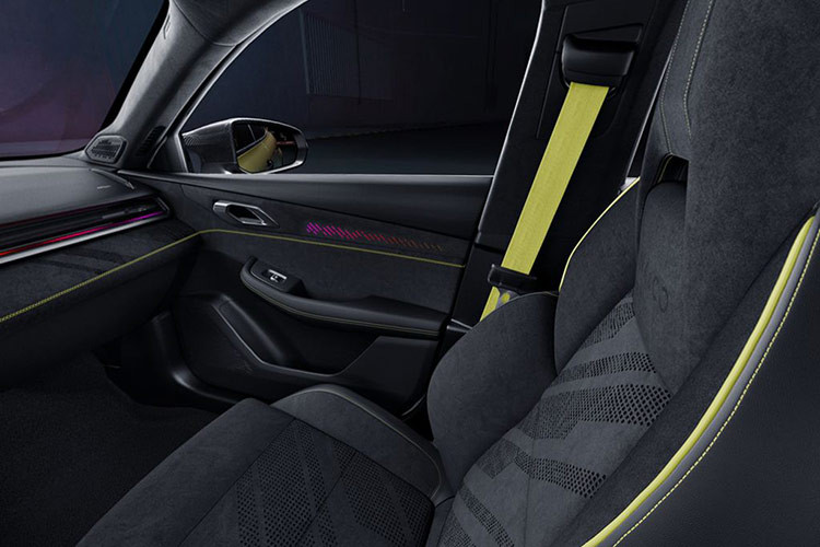 Màn hình giải trí trung tâm trên Lynk &amp; Co 03+ có kích thước 12.8 inch sử dung chip Snapdargon 8155 cho trải nghiệm mượt mà. Màn hình này có thể di chuyển lên xuống để cho hành khách trong xe dễ dàng quan sát.