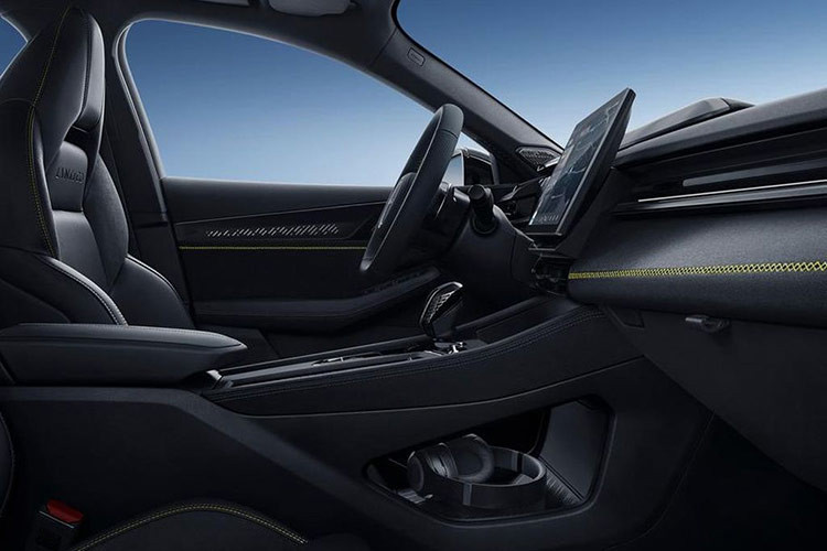 Hệ thống ghế ngồi trên Lynk&amp;Co 03+ có form dáng thể thao được kết hợp bọc da và vải Alcatara, được khâu bằng chỉ cùng màu với màu sơn ngoại thất. Lynk&amp;Co 03+ được trang bị hệ thống điều hoà 2 vùng độc lập, có tính năng lọc không khí và cửa gió hàng ghế thứ 2.