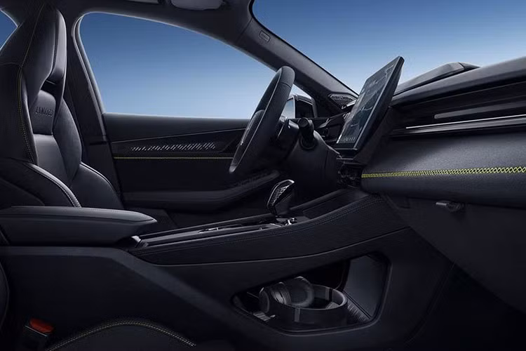 Hệ thống ghế ngồi trên Lynk&amp;Co 03+ có form dáng thể thao được kết hợp bọc da và vải Alcatara, được khâu bằng chỉ cùng màu với màu sơn ngoại thất. Lynk&amp;Co 03+ được trang bị hệ thống điều hoà 2 vùng độc lập, có tính năng lọc không khí và cửa gió hàng ghế thứ 2.