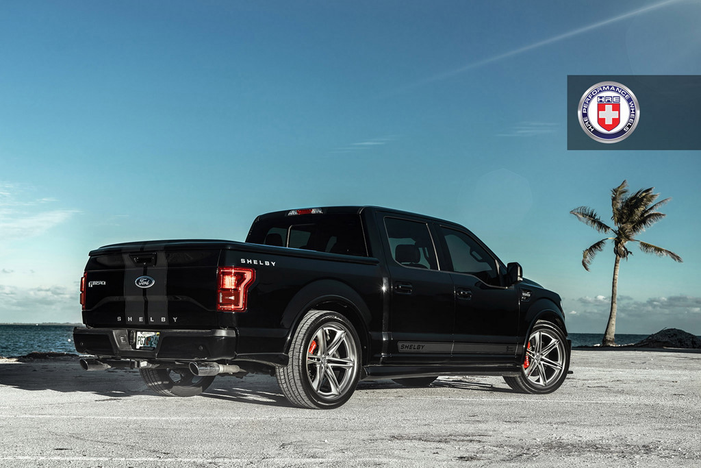 Bán tải Ford F-150 Super Snake với ngoại thất được trang trí với hai đường kẻ dọc thân xe đặc trưng của Shelby. Vòm bánh xe loe rộng kiểu widebody để tăng tính thể thao và khí động học cho siêu bán tải này.