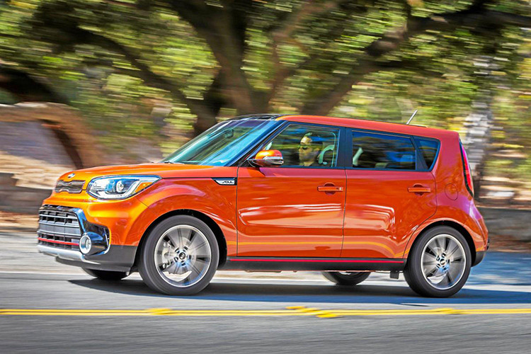 Thiết kế kiểu hình hộp khá kén khách, mẫu xe hình hộp Kia Soul mới chỉ có bản Plus (+) được trang bị các tính năng an toàn như phanh tự động khẩn cấp và cảnh báo va chạm trước.