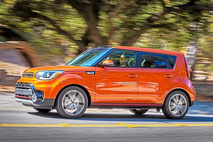 Thiết kế kiểu hình hộp khá kén khách, mẫu xe hình hộp Kia Soul mới chỉ có bản Plus (+) được trang bị các tính năng an toàn như phanh tự động khẩn cấp và cảnh báo va chạm trước.