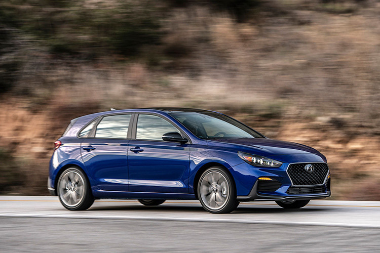 Hyundai Elantra GT 2019 được IIHS và NHTSA đánh giá cao trong các bài kiểm tra an toàn. Bản N-Line được trang bị tính năng cảnh báo va chạm trước, phanh tự động khẩn cấp và phát hiện người đi bộ. Nếu bạn tìm kiếm xe ở phân khúc hạng C với nhiều tùy chọn và an toàn cao, Elantra GT sẽ là lựa chọn sáng giá.