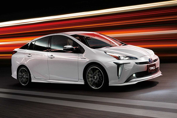 Mẫu sedan Toyota Prius không chỉ nổi tiếng ở khả năng tiết kiệm nhiên liệu mà còn được trang bị gói tính năng an toàn Toyota Safety Sense P, gồm phanh khẩn cấp tự động, cảnh báo va chạm trước, phát hiện người đi bộ, hỗ trợ giữ làn, đèn pha tự động và kiểm soát hành trình thích ứng.