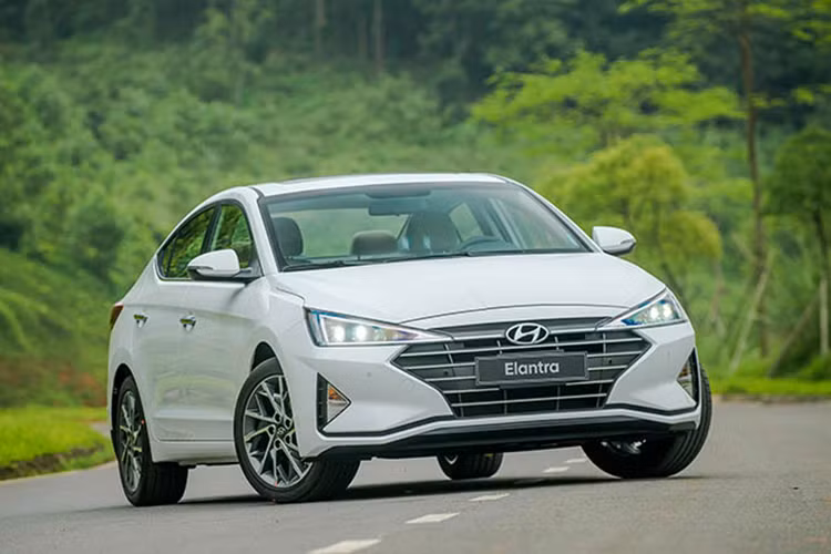Có vẻ ngoài thiết kế dữ dằn, Hyundai Elantra 2019 phù hợp với nhiều người dùng khác nhau. IIHS xếp hạng mức cao nhất Top Safety Pick+ cho bản dùng đèn pha LED (Sport và Limited). Riêng các bản SE, SEL, Value Edition và Eco dùng đèn pha halogen không được đánh giá cao. 