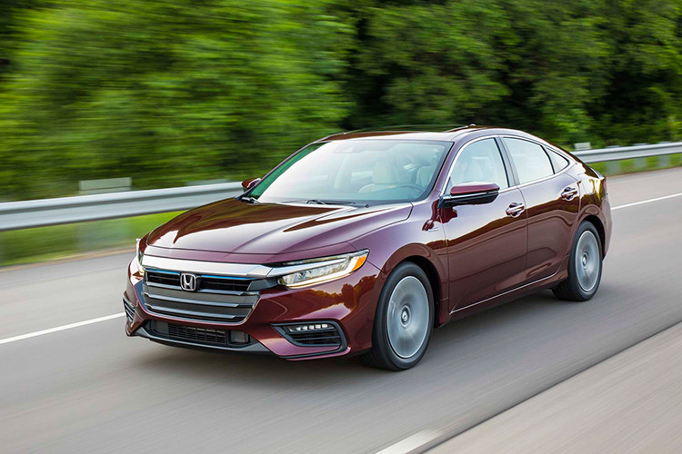 Trong số top xe ôtô cỡ nhỏ an toàn nhất - Honda Insight là mẫu xe không chỉ tiết kiệm nhiên liệu và tiện nghi mà còn được chấm điểm an toàn rất cao của IIHS và NHTSA, đặc biệt với va chạm ở tốc độ thấp và tốc độ cao. Tất cả biến thể Honda Insight 2019 đều được trang bị Honda Sensing, gói trợ lái chủ động gồm phanh khẩn cấp tự động, cảnh báo va chạm trước, trợ giúp giữ làn và kiểm soát hành trình thích ứng.