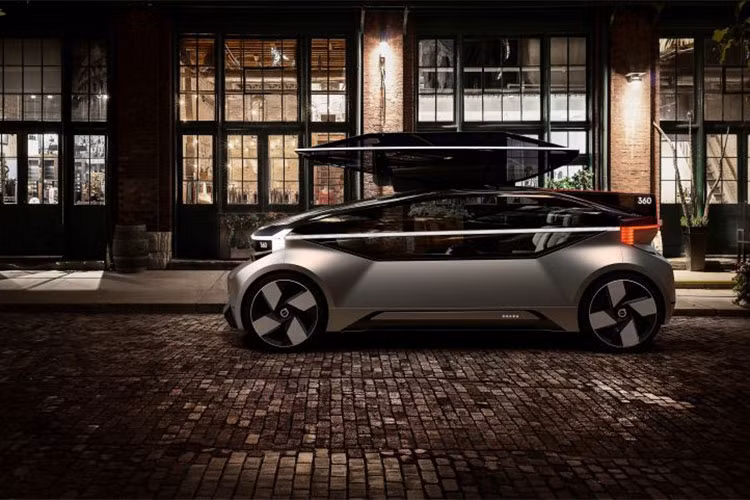 Hãng xe đến từ Gothenburg, Thụy Điển, cho biết, mẫu xe tự lái Volvo 360c chính là một khoang cabin hạng nhất, đưa hành khách nhanh chóng tới địa điểm mong muốn mà không cần phải mất thời gian ở khâu kiểm soát an ninh hay hàng giờ đồng hồ xếp hàng và chờ đợi trong không khí ồn ào, đông đúc khi lựa chọn những chuyến bay thương mại.