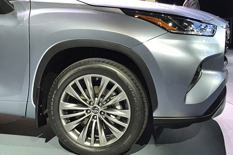 Toyota cho biết, Highlander 2020 có khả năng bám đường tốt hơn với lựa chọn dẫn động cầu trước hoặc ba hệ thống dẫn động bốn bánh có sẵn cho phiên bản máy V6 N/A và bản V6 Hybrid. Ở phiên bản máy xăng V6 N/A, phiên bản L, LE và XLE với hệ thống AWD (tùy chọn) có khả năng phân bổ 50% mô-men xoắn giữa trục trước và sau.