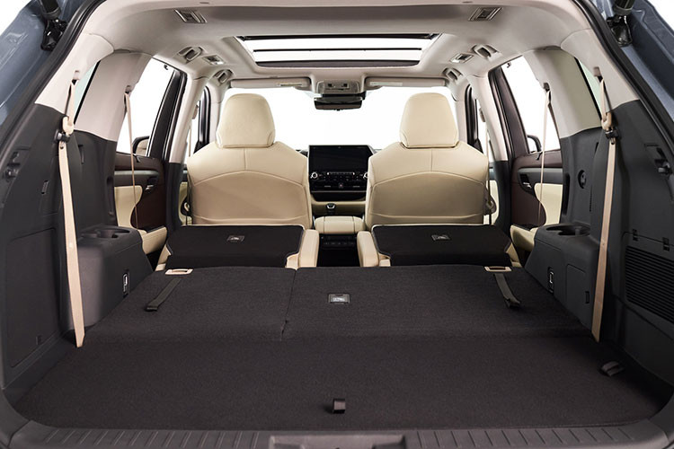 Gói trang bị an toàn Toyota Safety Sense (TSS 2.0) trên Highlander 2020 mới bao gồm hệ thống cảnh báo điểm mù, cảnh báo phương tiện cắt ngang khi lùi, cruise control điều khiển bằng radar, hệ thống theo dấu làn đường (LTA) và hỗ trợ thông tin biển báo (RSA), camera quan sát 360 độ và 08 túi khí, cân bằng điện tử (VSC), kiểm soát lực kéo (TRAC), loạt phanh ABS/BA/EBD, hệ thống tạm dừng thông minh (SST).