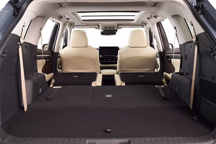 Gói trang bị an toàn Toyota Safety Sense (TSS 2.0) trên Highlander 2020 mới bao gồm hệ thống cảnh báo điểm mù, cảnh báo phương tiện cắt ngang khi lùi, cruise control điều khiển bằng radar, hệ thống theo dấu làn đường (LTA) và hỗ trợ thông tin biển báo (RSA), camera quan sát 360 độ và 08 túi khí, cân bằng điện tử (VSC), kiểm soát lực kéo (TRAC), loạt phanh ABS/BA/EBD, hệ thống tạm dừng thông minh (SST).