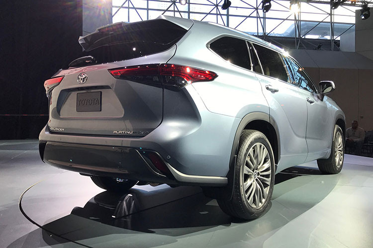 Toyota cung cấp cho xe hai hệ dẫn động gồm: cầu trước (2WD) hoặc cả bốn bánh (AWD) thay vì chỉ cung cấp duy nhất hệ dẫn động bốn bánh (AWD) như trước, nhờ đó giá bán Toyota Highlander Hybrid 2020 (chưa công bố), nhưng dự đoán sẽ được giảm xuống thấp hơn trước đây.
