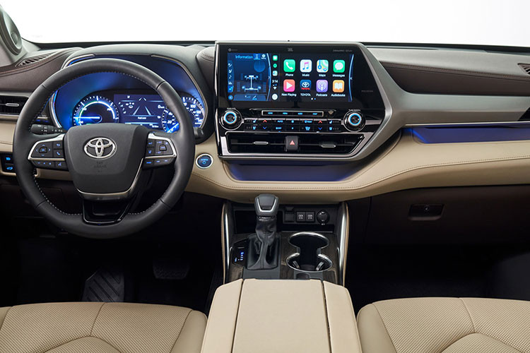 Tương tự ngoại thất, cabin Highlander 2020 cũng được “đập đi xây lại” với thiết kế mới hoàn toàn từ ghế ngồi, bảng táp-lô đa tầng hay vô lăng. Toyota đã trrang bị hệ thống đa phương tiện mới nhất cho Highlander, hỗ trợ kết nối Apple Car Play/ Android Auto, tương thích Alexa In-Car, radio SiriusXM, kết nối Wi-Fi,... thông qua màn hình cảm ứng 8 inch tiêu chuẩn (12,3 inch trên bản cao cấp).