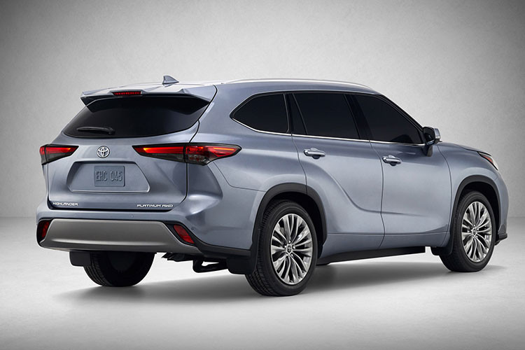 Bên cạnh nội thất, các chi tiết ngoại thất của mẫu xe Toyota Highlander 2020 mới này cũng dã được nhà sản xuất xe hơi Nhật Bản làm mới bằng việc loại bỏ lưới tản nhiệt kiểu lưỡi dao cạo và thay vào đó là cụm lưới tản nhiệt mới hình thang nhỏ gọn hơn, phía trên tích hợp thanh mạ crôm sáng bóng với logo Toyota chính giữa làm điểm nhấn.