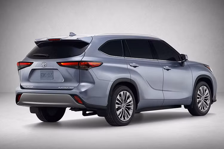 Bên cạnh nội thất, các chi tiết ngoại thất của mẫu xe Toyota Highlander 2020 mới này cũng dã được nhà sản xuất xe hơi Nhật Bản làm mới bằng việc loại bỏ lưới tản nhiệt kiểu lưỡi dao cạo và thay vào đó là cụm lưới tản nhiệt mới hình thang nhỏ gọn hơn, phía trên tích hợp thanh mạ crôm sáng bóng với logo Toyota chính giữa làm điểm nhấn.