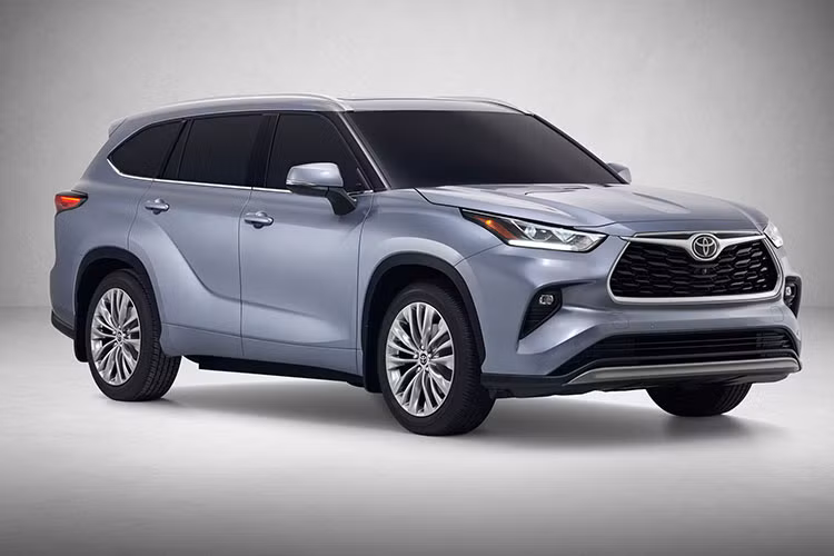 Nắp ca-pô mới gân guốc thể thao hơn, đèn pha mới được thiết kế mảnh mai sắc sảo tích hợp đèn chiếu sáng ban ngày bên dưới. Cụm đèn sương mù được bố trí sâu vào hốc ở hai bên ở cản trước, khe hút gió được thiết kế rộng nằm bên dưới cản trước tạo nên sự bề thế và cân đối cho phần đầu Highlander mới. Xe sẽ canh tranh với các đối thủ Honda Pilot, Mazda CX-9, Ford Explorer hay Subaru Acsent tại thị trường Bắc Mỹ.