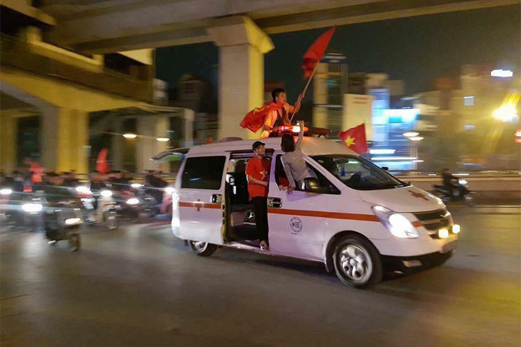 Ngay sau khi đội tuyển bóng đá Olympic Việt Nam chiến thắng thì xe cứu thương cũng bất ngờ được trưng dụng để "trắng đêm" ăn mừng.