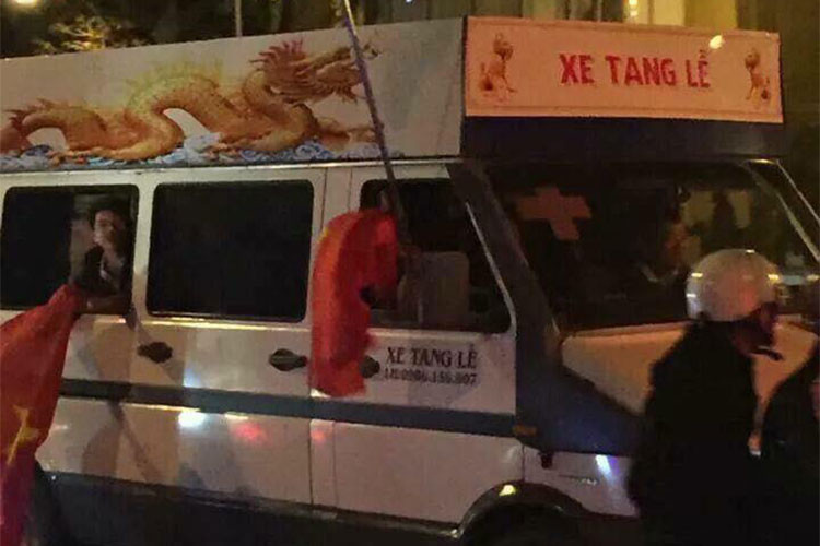 Thậm chí cả một chiếc xe tang lễ cũng xuống đường cổ vũ.