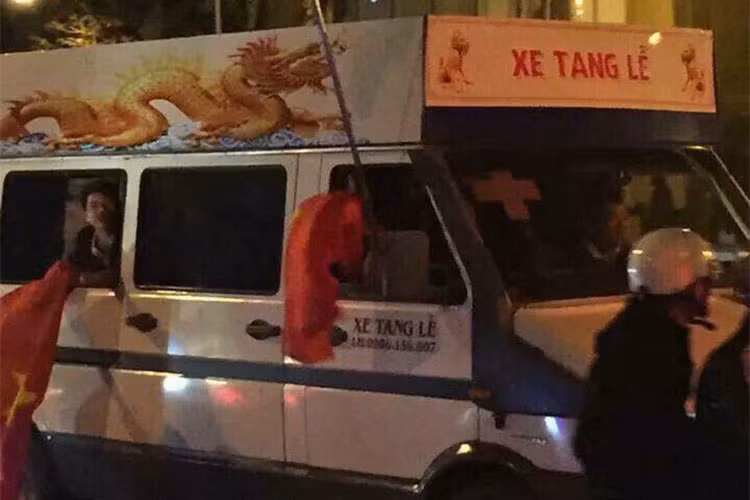 Thậm chí cả một chiếc xe tang lễ cũng xuống đường cổ vũ.