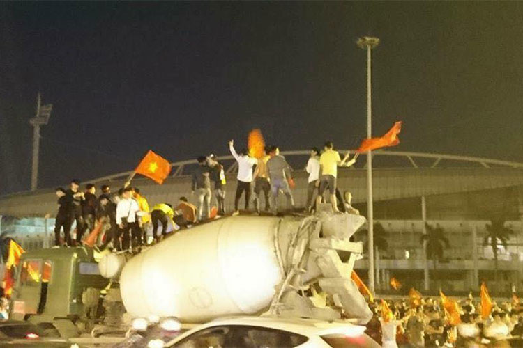 Ngay cả những chiếc xe trộn bê tông cũng khó có thể thoát ra được khỏi dòng người đổ xuống đường cổ vũ đội tuyển bóng đá Olympic Việt Nam.