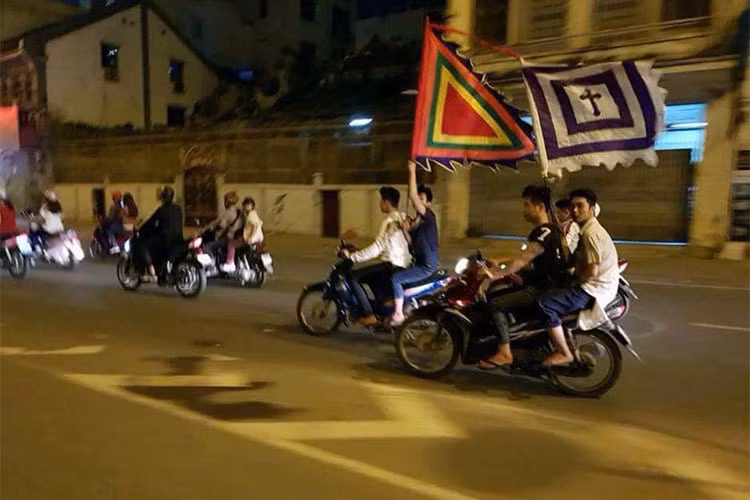 Không ít người "đi bão" mà quên đội mũ bảo hiểm.