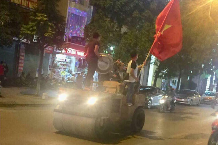 Xe lu, thậm chí có cả xe trộn bê tông cũng đều được dùng để "đi bão".