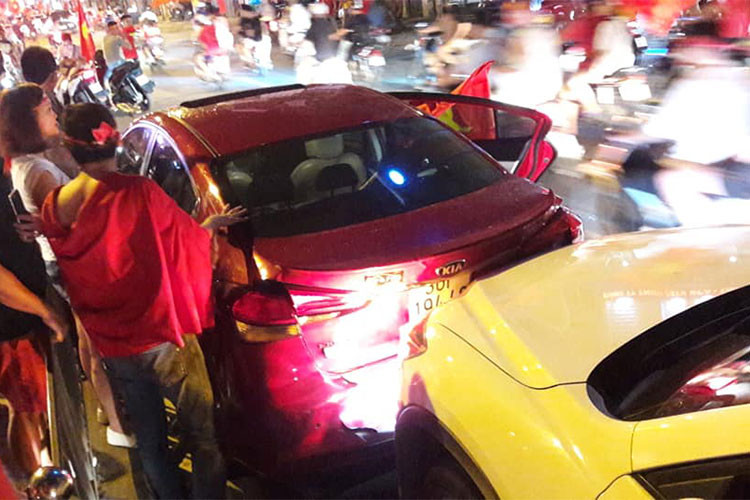 Ở một diễn biến khác tại chân cầu vượt Tây Sơn, Hà Nội đã xảy ra vụ tai nạn giữa 2 chiếc ôtô. Tuy nhiên, 2 tài xế đã vui vẻ bỏ qua cho nhau và bắt tay vui vẻ vì niềm vui chung với chiến thắng của đội nhà. 