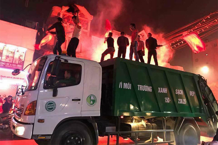 Kẹt xe, tắc đường khiến cho chiếc xe chở rác được trưng dụng.