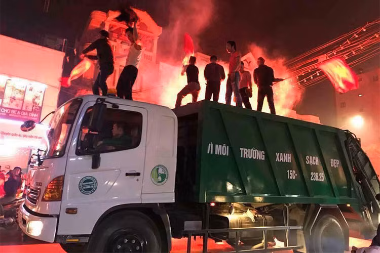 Kẹt xe, tắc đường khiến cho chiếc xe chở rác được trưng dụng.