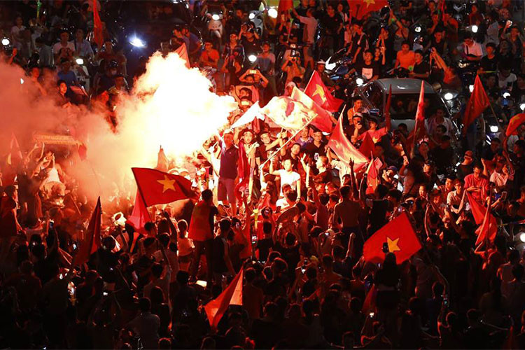 Ngay sau chiến thắng lịch sử của Olympic Việt Nam trước Syria để lần đầu tiên giành quyền vào vòng bán kết môn bóng đá nam tại Asiad, cả dải đất hình chữ S như vỡ oà. Tại thủ đô Hà Nội, Đà Nẵng và TP HCM... hàng nghìn, thậm chí hàng triệu người cùng dàn xe hàng độc như; xe sang, xe cứu thương và có cả xe tang lễ lăn bánh xuống đường cổ vũ.