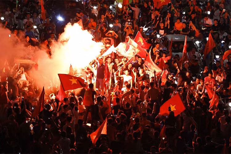 Ngay sau chiến thắng lịch sử của Olympic Việt Nam trước Syria để lần đầu tiên giành quyền vào vòng bán kết môn bóng đá nam tại Asiad, cả dải đất hình chữ S như vỡ oà. Tại thủ đô Hà Nội, Đà Nẵng và TP HCM... hàng nghìn, thậm chí hàng triệu người cùng dàn xe hàng độc như; xe sang, xe cứu thương và có cả xe tang lễ lăn bánh xuống đường cổ vũ.