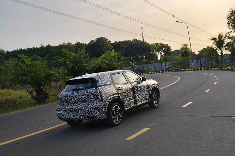  Hiện các đại lý của Mitsubishi Motors Việt Nam vẫn nhận đặt cọc XFC cho những suất giao sớm với nhiều ưu đãi hấp dẫn. Xe được đồn đoán có giá bán dự kiến khoảng 700-800 triệu đồng và đang nhận được sự quan tâm rất lớn từ phía người dùng.