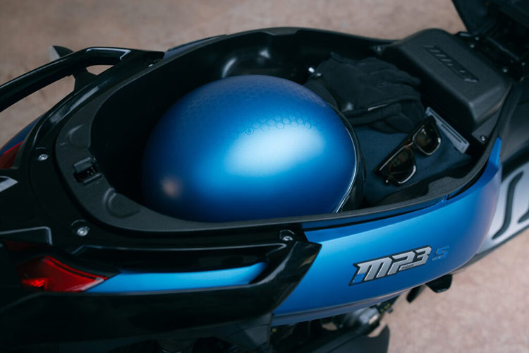 Yên xe có chỗ ngồi ở hai tầng riêng biệt sử dụng loại xốp mới. Ngăn dưới yên có chỗ để một mũ bảo hiểm cả đầu hoặc hai chiếc mũ nửa đầu, cùng các vật dụng khác. Vành xe có kích thước 13", trong khi hệ thống phanh là loại đĩa trên cả ba bánh, với đường kính đĩa 258mm ở phía trước và 240mm ở phía sau.