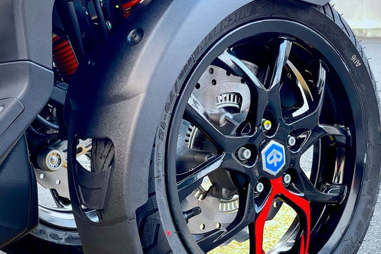 Động cơ mới của Piaggio MP3 310 2025 đạt tiêu chuẩn Euro 5+, động cơ 310 HPE được hưởng lợi từ việc tăng dung tích phân khối với dung tích tăng lên 310cc từ 278cc của thế hệ trước đó. Bên cạnh đó là nhiều biện pháp can thiệp được thiết kế đặc biệt để tăng sự thoải mái và tiết kiệm xăng.