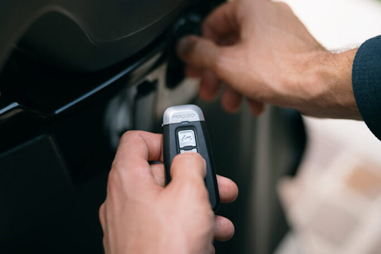 Piaggio MP3 310 hoàn toàn mới còn được trang bị hệ thống chìa khóa thông minh smartkey. ABS và ASR (Điều chỉnh trượt khi tăng tốc, có thể vô hiệu hóa) là tiêu chuẩn.