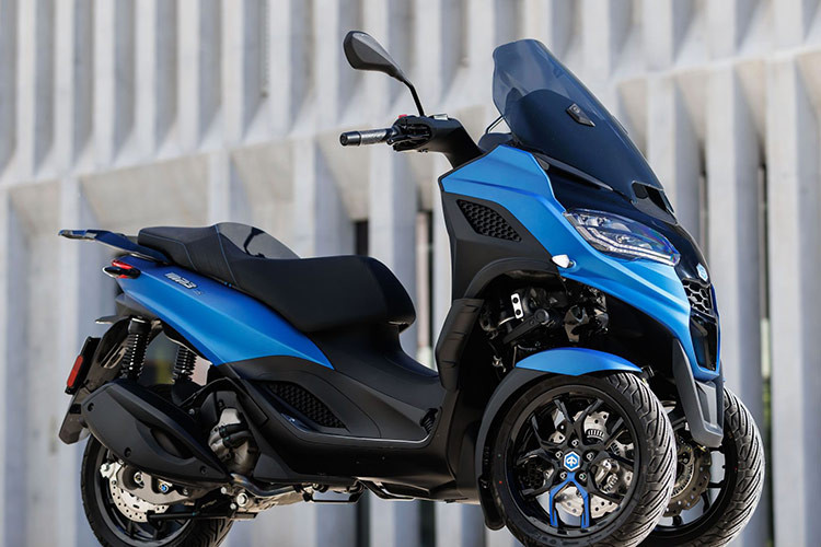 Diện mạo của xe ga 3 bánh Piaggio MP3 310 cũng thay đổi, với việc bản 310 mới áp dụng phong cách tương tự như những "người anh em" lớn hơn của nó đang bán ra thị trường là MP3 400.