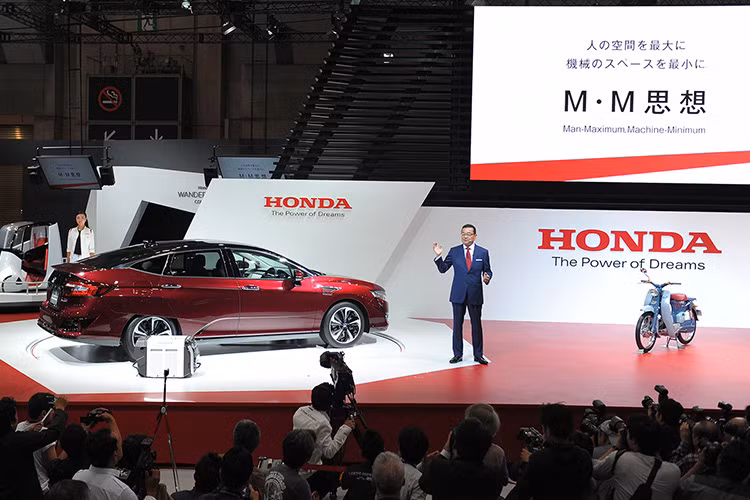 Với công nghệ nguyên bản Honda, chiếc xe này đã trở thành mẫu sản xuất đầu tiên trên thế giới *1 của dòng FCV sedan cùng với hệ thống truyền động chạy pin nhiên liệu đặt dưới nắp ca-po.