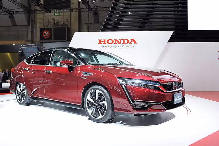 FCV cho phép lái quãng đường hơn 700km nhờ hệ thống mô tơ công suất lớn. Ngoài ra, khi kết hợp với bộ kích đổi nguồn bên ngoài, chiếc FCV này có thể vận hành như một “nhà máy điện di động”, tạo và cung cấp điện năng trong trường hợp khẩn cấp.