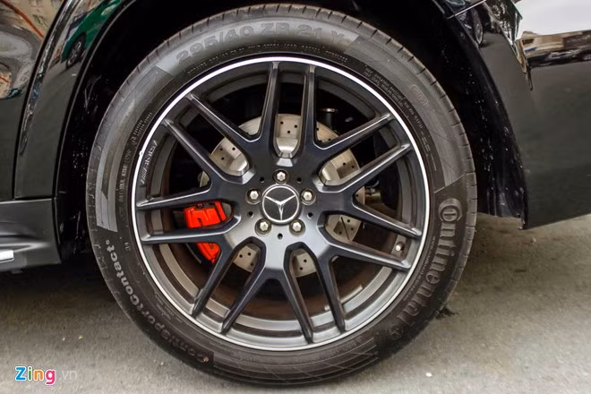 Để kìm hãm năng lượng từ khối động cơ cực mạnh cũng như sức nặng thân xe, xe được trang bị phanh đĩa 14,2 inch phía sau và 15,4 inch phía trước nhằm thay thế loại phanh 13,6/14,8 inch trên GLS550. Vành 21 inch, kết hợp với lốp Continental 295/40 là trang bị tiêu chuẩn.