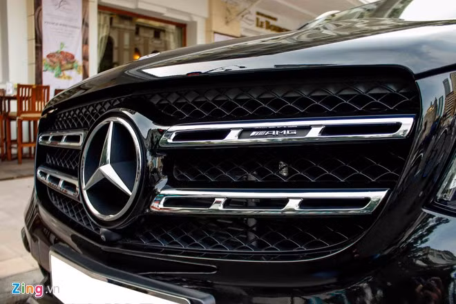 GLS không phải mẫu xe mới hoàn toàn, đây là phiên bản thiết kế lại dựa trên GL Class trước đây. Một số thay đổi đáng chú ý bao gồm lưới tản nhiệt trước, hệ thống đèn pha, nội thất, hệ thống treo và truyền động. GLS cho cảm giác gọn gàng hơn thế hệ đàn anh.