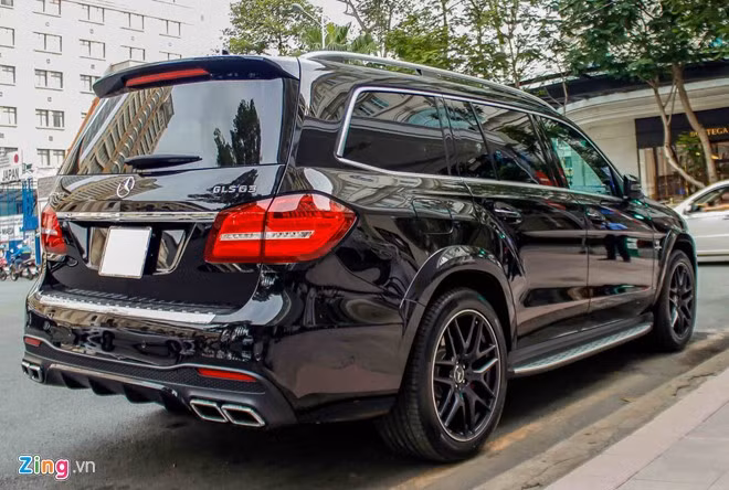 Cảm nhận về chiếc xe như một người khổng lồ. Dài hơn 5 mét, rộng 2 mét và cao 2 mét. Không gian nội thất rộng lớn, những chiếc ghế được gấp hoàn toàn bằng điện. Mặc dù vậy, tổng trọng lượng xe chỉ nặng khoảng 2,6 tấn.