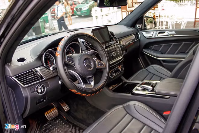 GLS63 nổi trội so với các đối thủ của nó là Porsche Cayenne Turbo và Land Rover Range Rover SVAutobiography bởi khả năng chở tới 7 người, trong khi các mẫu xe còn lại chỉ chở được 5 người. Nội thất được bao bọc bởi sợi carbon, da Nappa và gỗ bạch dương.