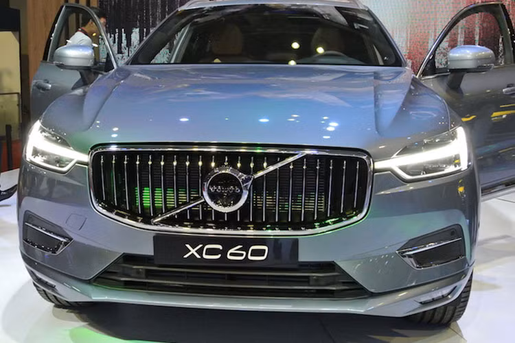 Về thiết kế, Volvo XC60 sẽ là một phiên bản thu nhỏ của 'đàn anh' XC90, với ngôn ngữ thiết kế mới đã từng làm nên thành công cho hãng xe gốc Bắc Âu. So với XC90, XC60 thế hệ mới có vẻ năng động hơn, không chỉ nhờ vào kích thước nhỏ mà còn bởi các cửa kính bên vát góc từ cột B trở về cuối đuôi cùng bộ mâm đúc với kích thước lớn.