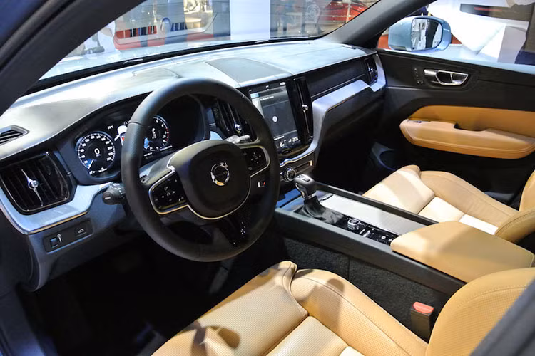 Volvo XC60 mới tận dụng khá tốt những chi tiết phổ biên trên các phiên bản từng sản xuất của Volvo. Nội thất bên trong gợi liên tưởng đến S90 và V90 mới. Có thể thấy điều đó qua cửa gió điều hòa nằm dọc và đường chạy liền mạch trên bảng táp-lô. Vô-lăng ba chấu bọc da tích hợp các phím điều chỉnh và có thể điều chỉnh độ nghiêng.