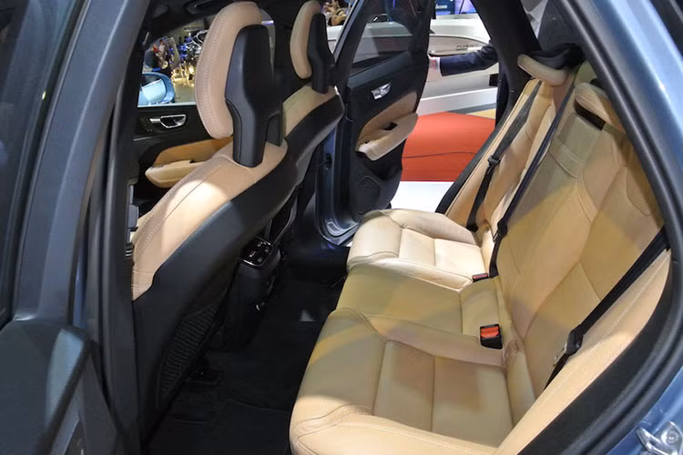 XC 60 trang bị phanh tay điện tử, các chế độ lái được lựa chọn qua con xoay. Dòng xe này trang bị camera và radar quét liên tục phía trước, giúp giám sát phương tiện và vật cản phục vụ các chế độ hỗ trợ người lái. Hệ thống Pilot Assist cho phép xe tự lái ở tốc độ lên tới 130 km/h. Cửa sổ trời là trang bị tiêu chuẩn trên mẫu SUV này, toàn bộ được điều chỉnh điện.