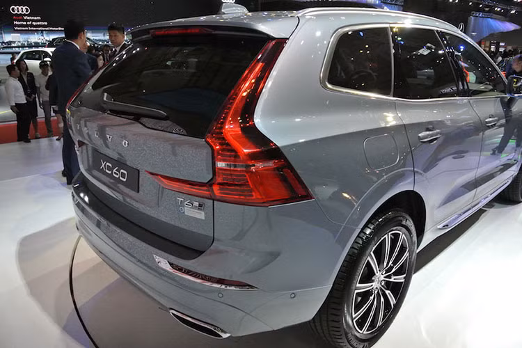 Phần cản phía trước xe crossover hạng sang phiên bản mới này được thiết kế góc cạnh thể thao hơn, Phần hai bên hông được thiết kế với những đường gân dập chìm, ốp kim loại mạ chrome. ũng có đèn hậu chạy dọc hai bên thân theo phong cách truyền thống của Volvo nhưng XC60 còn kéo dài đèn LED đối cứng hai bên hốc biển số. 