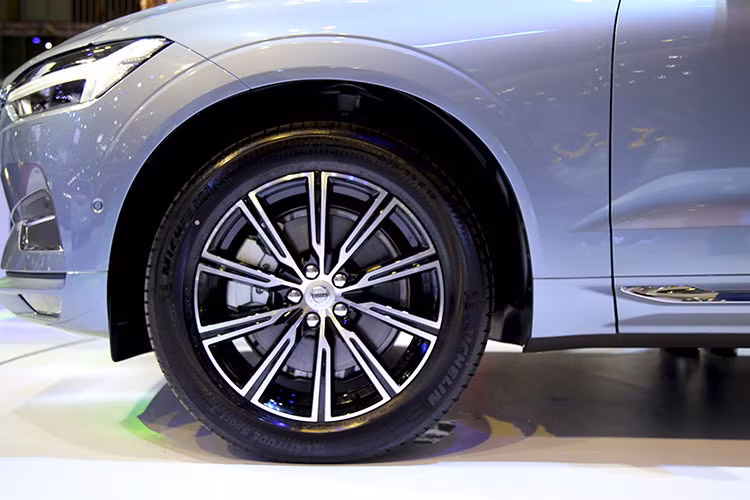 XC 60 sở hữu kích thước dài, rộng, cao lần lượt 4.688 x 1.920 x 1.658 mm. Trục cơ sở xe ở mức 2.865 mm. Trọng lượng xe ở mức 2.490 kg. So với thế hệ cũ, chiếc xe dài hơn, rộng hơn và thấp hơn. Xe được trang bị bộ vành hợp kim 10 chấu, kích thước 19 inch. Bộ lốp kích thước 235/55R19.