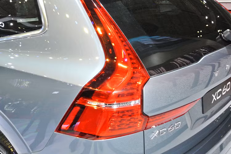 Điểm trừ dành cho mẫu xe hạng sang nhà Volvo này chính là không gian chứa đồ thiết kế khá nhỏ không được ấn tượng như mong đợi, nhưng các tiện ích trang bị lại đầy đủ đến bất ngờ. Hệ thống ống xả được nẹp crom được đặt đối xứng hai bên tạo cho phần sau của xe thêm phần bắt mắt.