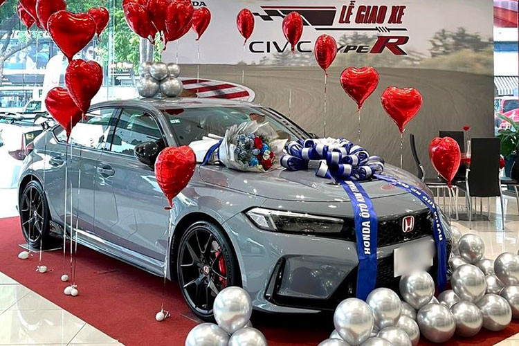 Chiếc Honda Civic Type R 2023 của Cường Đô la sở hữu ngoại hình sở hữu ngoại hình thể thao hơn so với bản thường nhờ bộ lưới tản nhiệt kích thước lớn được sơn đen, hệ thống đèn pha công nghệ LED, khe gió, ốp hông khí động học.