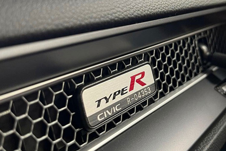 Mẫu hatchback hiệu suất cao nhà Honda được trang bị gói công nghệ an toàn Honda Sensing với các chức năng như: Cảnh báo va chạm phía trước, Cảnh báo chệch làn đường, Phanh khẩn cấp tự động, Hỗ trợ giữ làn đường, Giám sát điểm mù và Kiểm soát hành trình thích ứng.